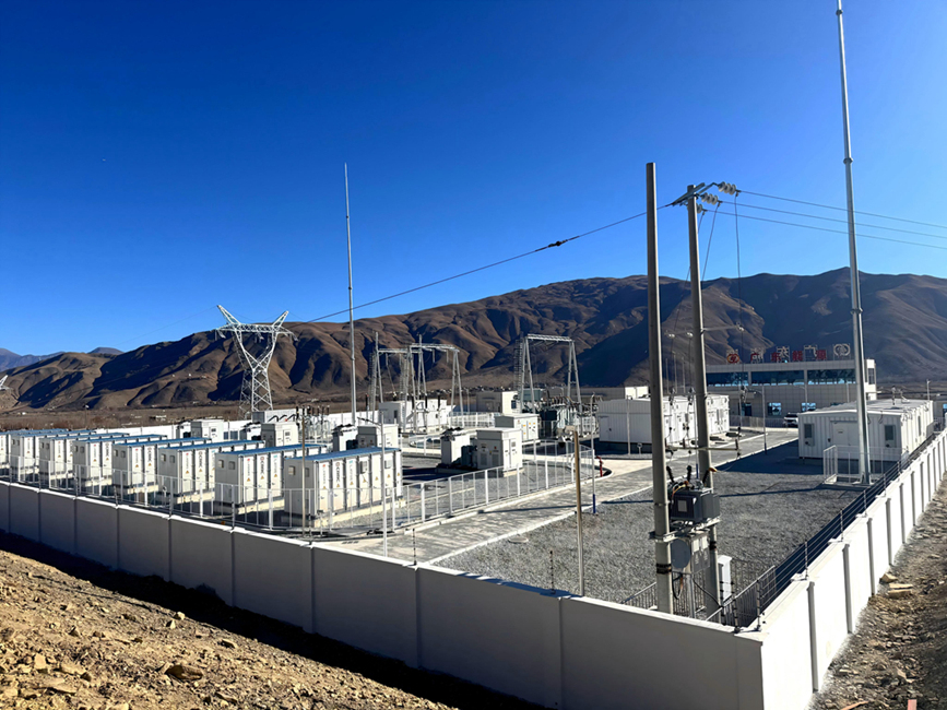 西藏自治区山南市扎囊县扎其乡罗堆村50兆瓦光伏治沙示范项目现场,电网设施有序运行,绿电由此输送四方。人民网记者 吴雨仁摄