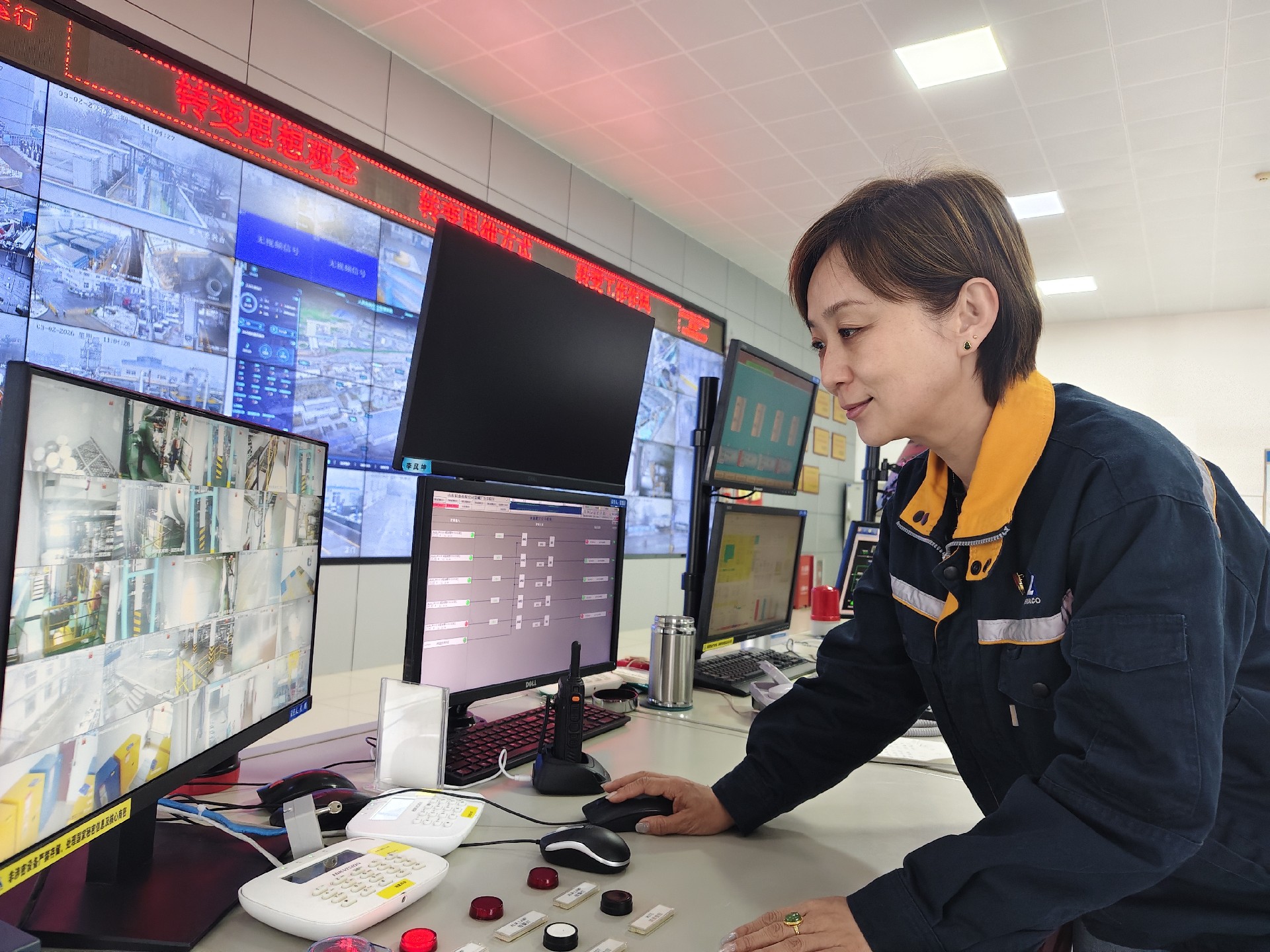 查看反恐系统监控工作照.jpg
