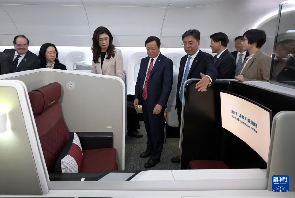 郑丽文一行在上海参访 点赞大陆经济活力与城市魅力