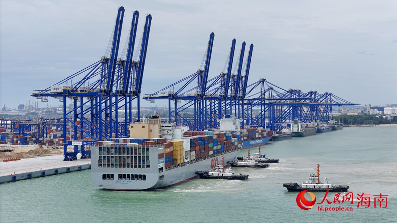 洋浦国际集装箱码头，集装箱货轮正在进港。人民网记者符武平摄