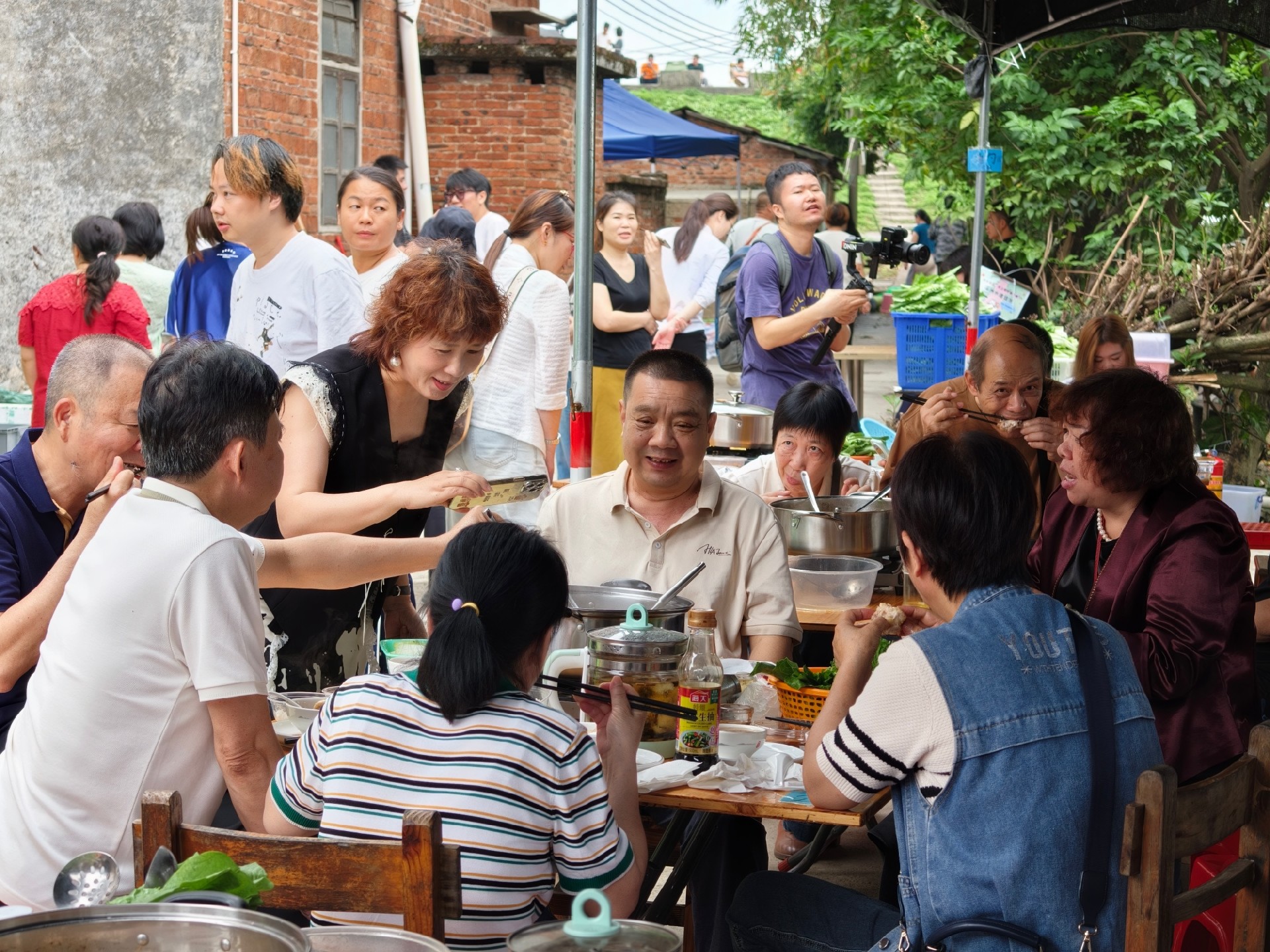 图为莫氏鸡煲店，游客相聚一堂，品尝美味。人民网记者 王雅蝶摄