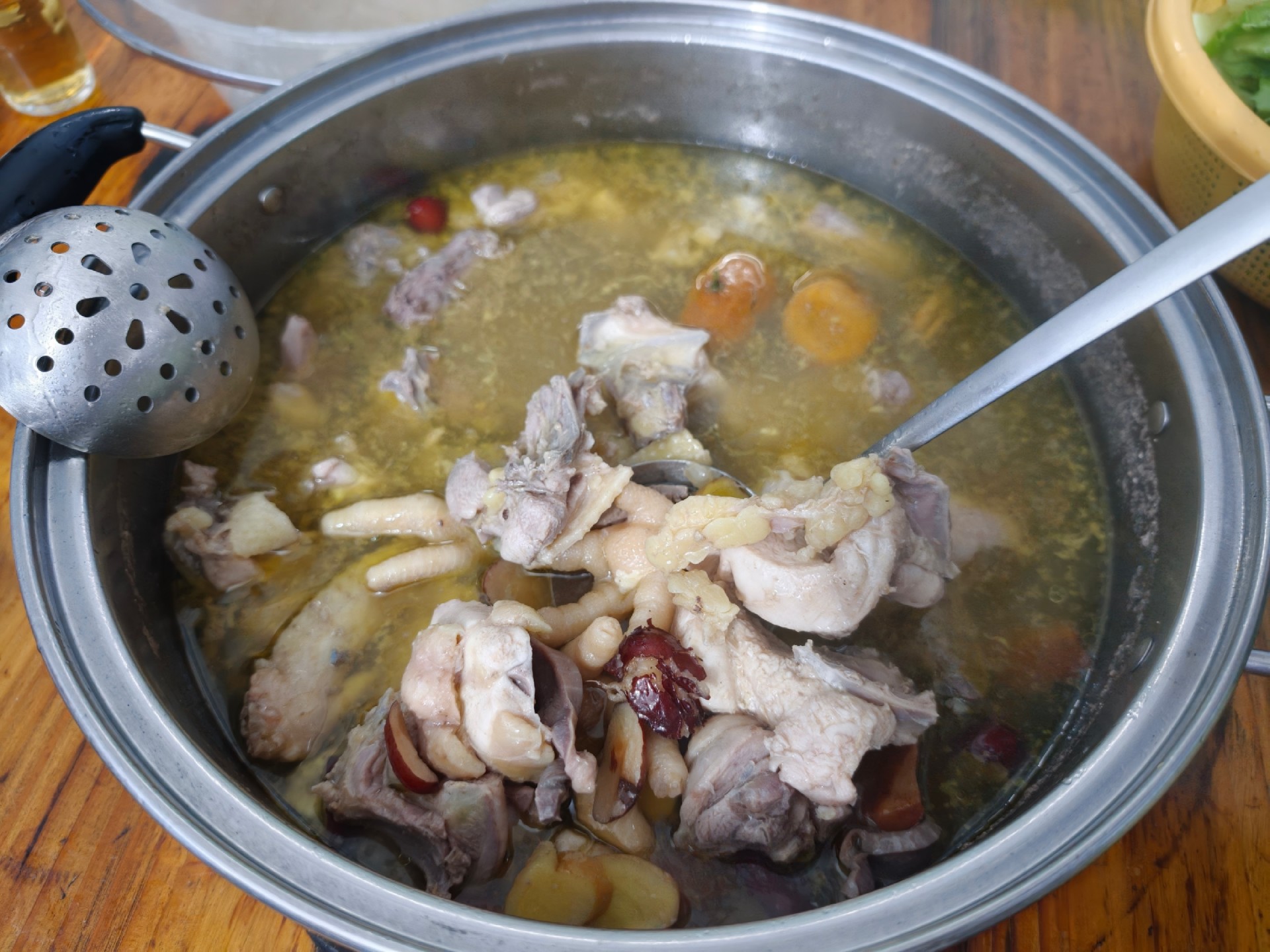 图为鲜香美味的莫氏鸡煲，主打“土鸡+药膳”。人民网记者 王雅蝶摄