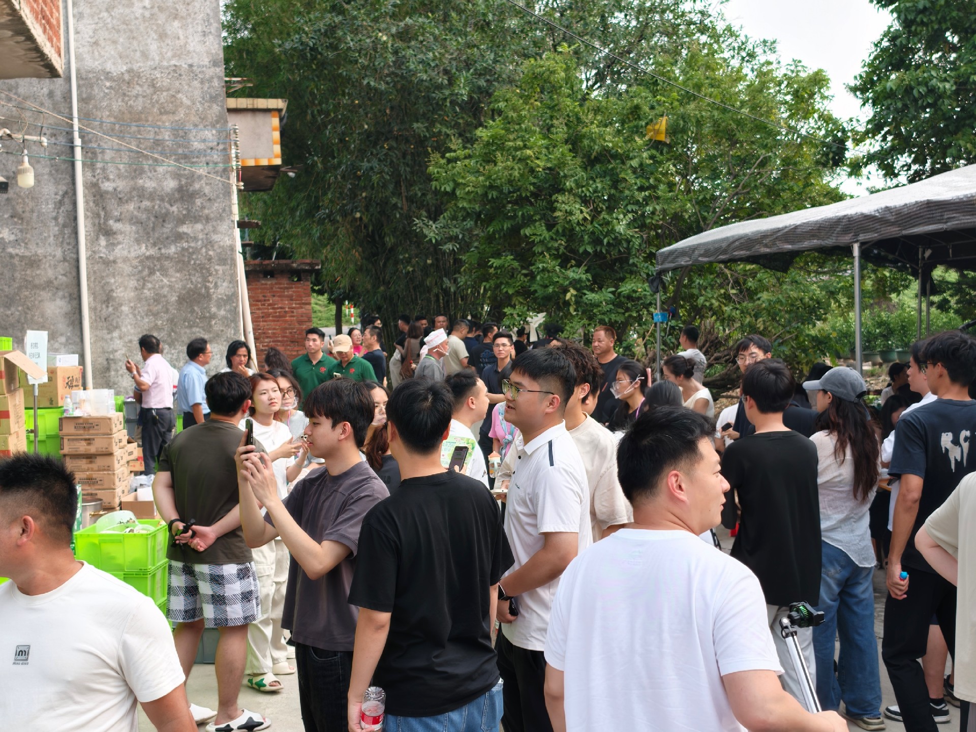 图为莫氏鸡煲小院，游客们排队打卡。人民网记者 王雅蝶摄