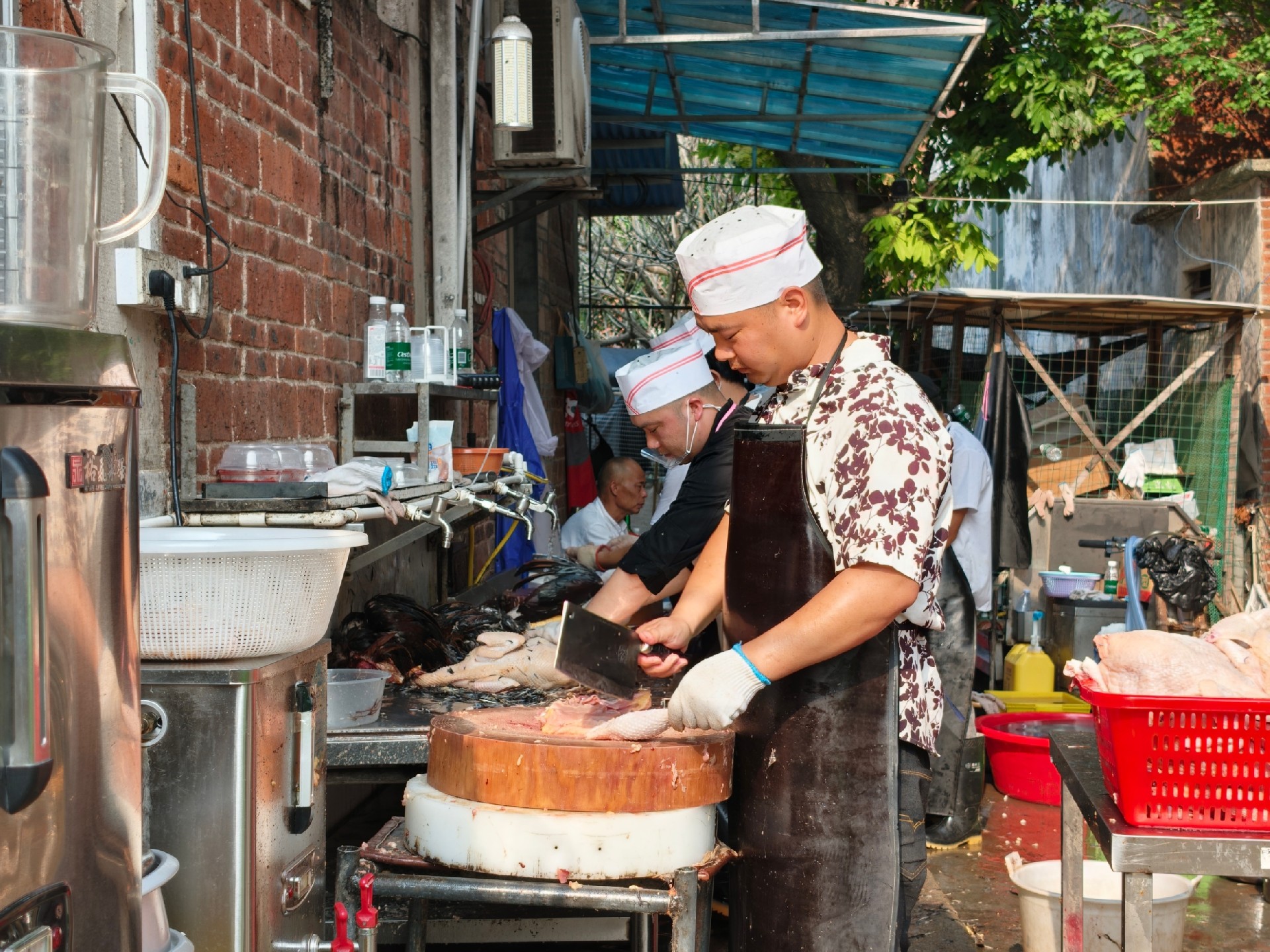 图为连日来，当地政府、餐饮协会等协调人力到场支持莫氏鸡煲经营。人民网记者 王雅蝶摄