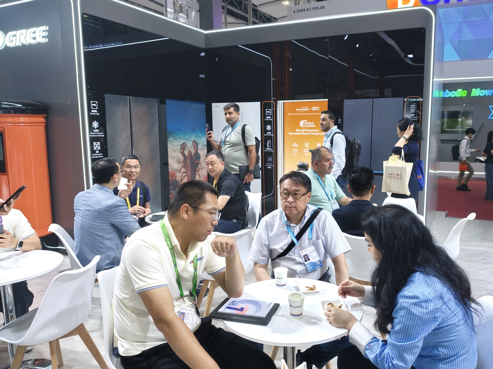 广交会现场，海内外客商进行洽谈。人民网记者 王雅蝶摄