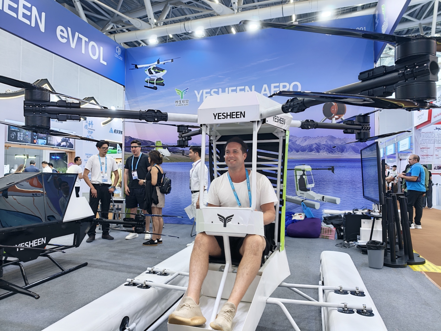 广交会现场，海外采购商“沉浸式”了解无人机产品。人民网记者 王雅蝶摄