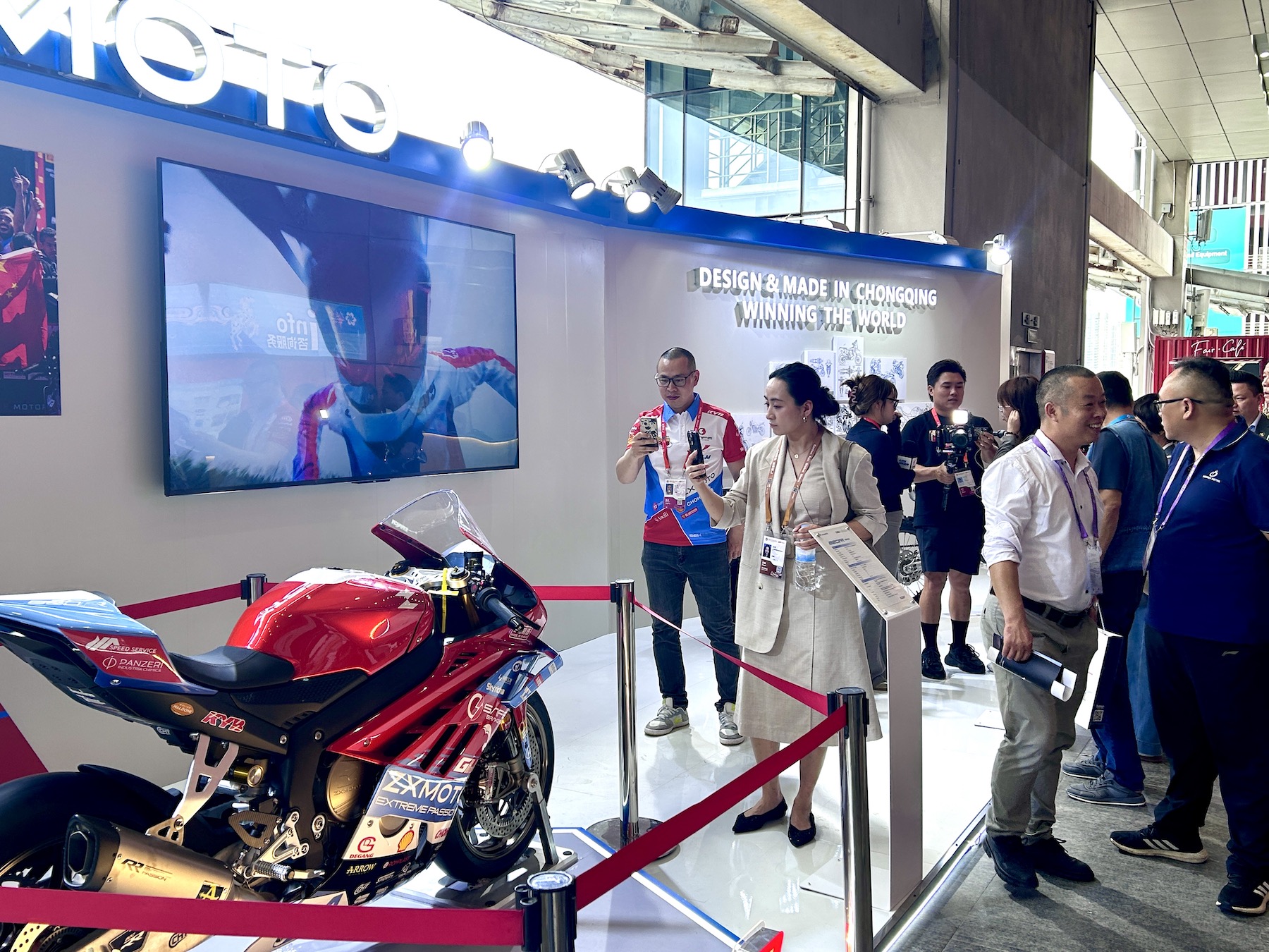 广交会现场，客商“打卡”张雪机车展位。实习生 兰航宇摄