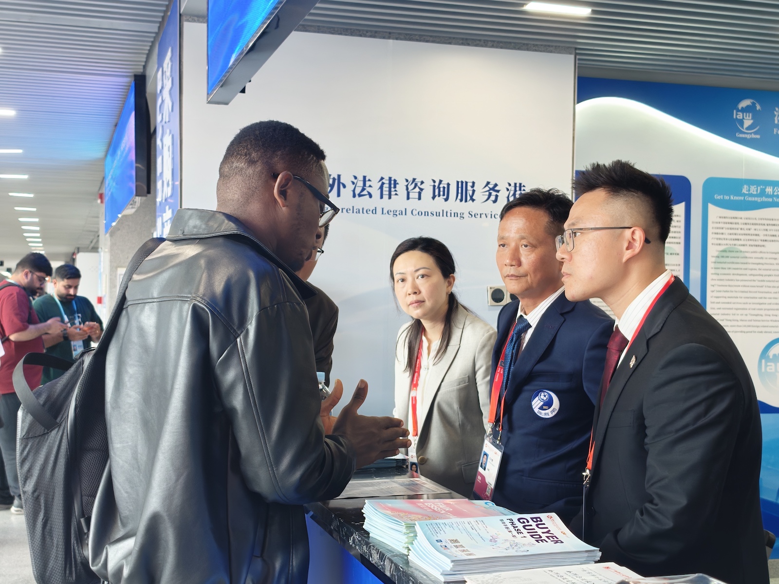 广交会现场，涉外法律咨询服务港工作人员为海外客商提供咨询服务。人民网记者 王雅蝶摄