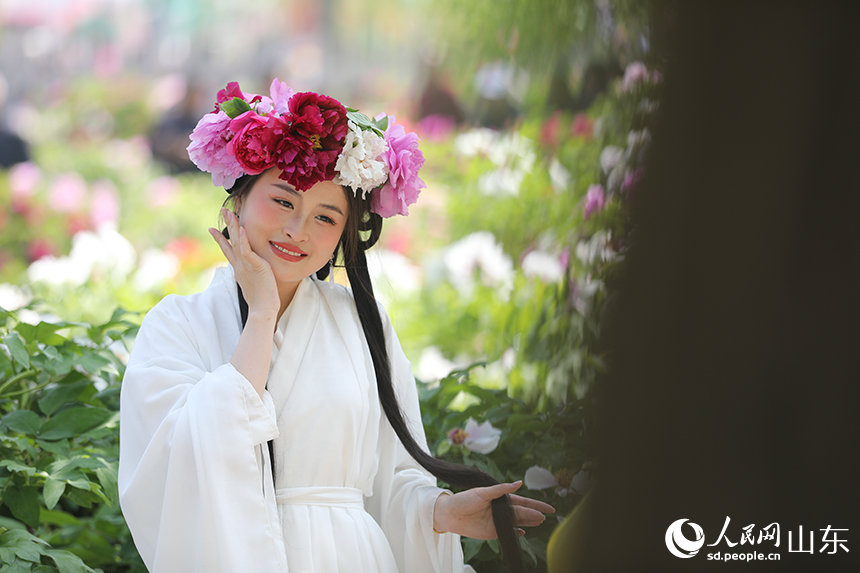 游客身着古装,在花海中体验“穿越千年”的诗意。人民网记者 宋翠摄