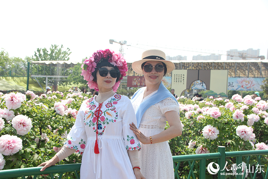 在菏泽市曹州牡丹园内,游客纷纷拍照留念。人民网记者 宋翠摄