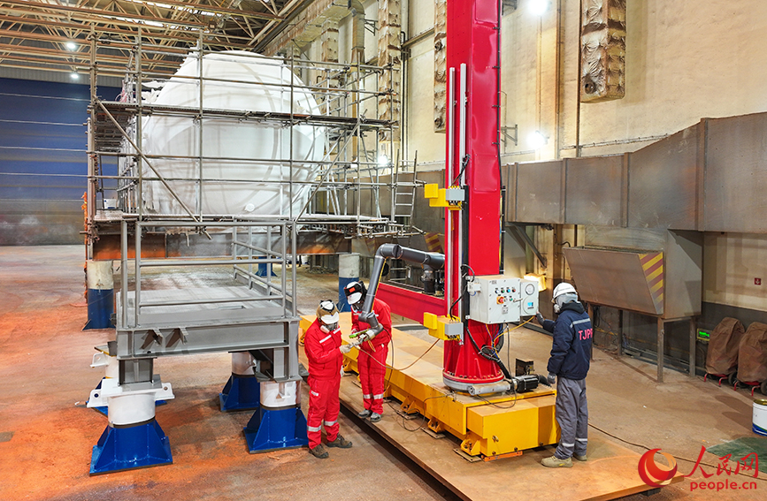 海油工程天津智能制造基地智能喷漆机器人投入生产。人民网记者 陶建摄