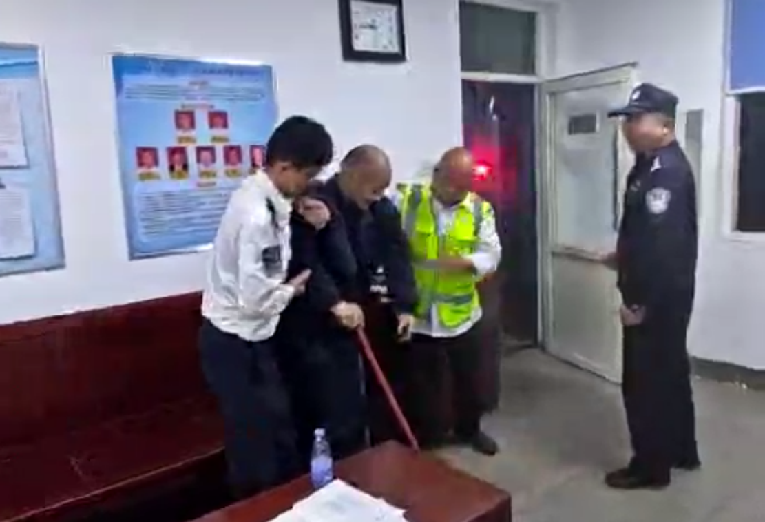 交警带走老人[00_00_08][20260512-191306]_副本.png