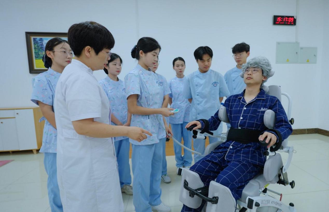 济南护理职业学院实训课上,教师正在指导学生开展老年照护实操训练。济南护理职业学院供图