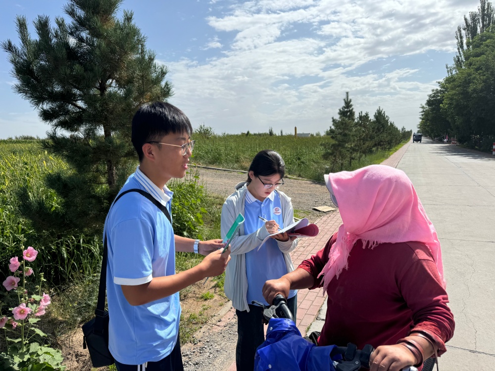 04图为实践团成员在田间地头向村民推广普通话_副本.jpg