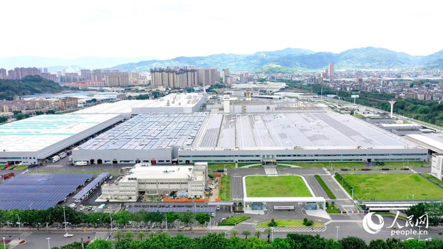 航拍位于福州五虎山脚下的闽侯青口汽车工业园区。人民网记者 兰志飞摄