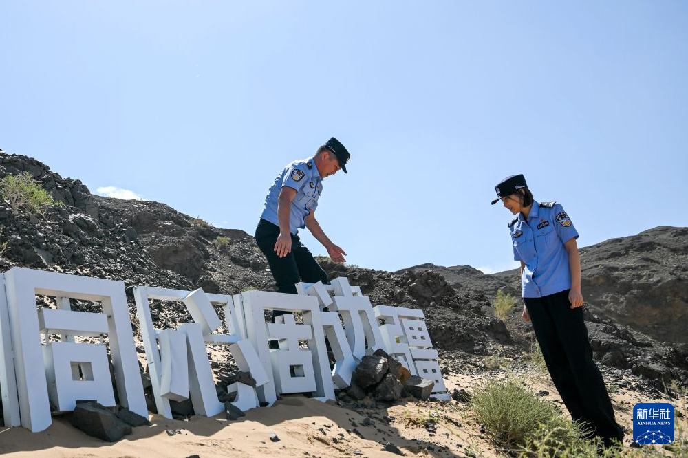 图片故事丨扎根大漠戈壁的“夫妻警务室”