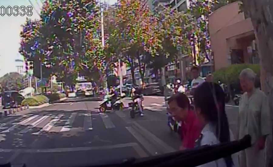 前风挡(警察来后)[00_01_07][20260923-221312]_副本.png