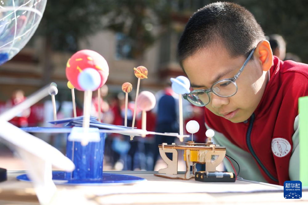 科技节上欢乐多 动手动脑学科学